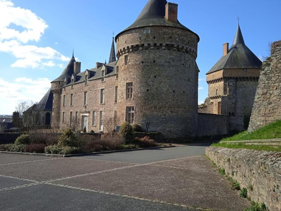 Charming Detached 2 Bedroom Ancient House In Medieval Quarter Of A Small Town In The Pays De La Loire, France Sillé-le-Guillaume Extérieur photo